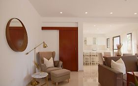 Phaedrus Living: City View Luxury Flat Androcleous